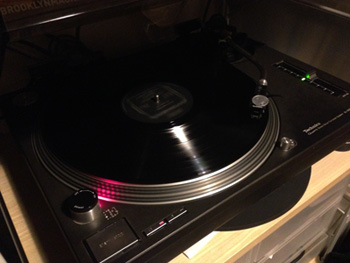 レコードを聴く