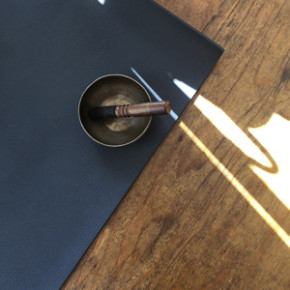 ヨガマットとシンギングボウル