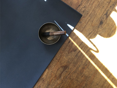 ヨガマットとシンギングボウル