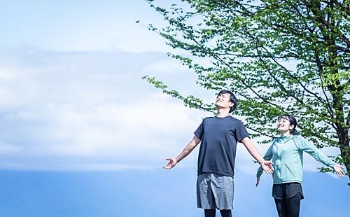 深呼吸をする男女