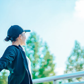 公園で準備運動する女性