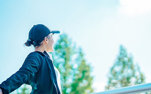 公園で準備運動する女性