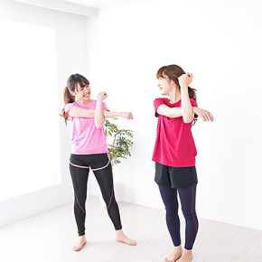 ヨガをする女性