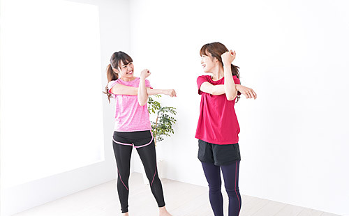 ヨガをする女性