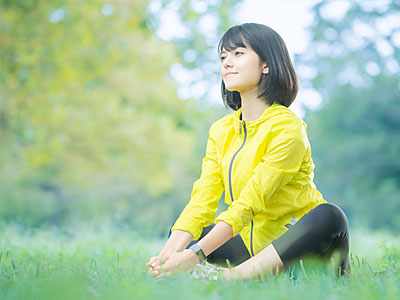 公園でヨガをする女性